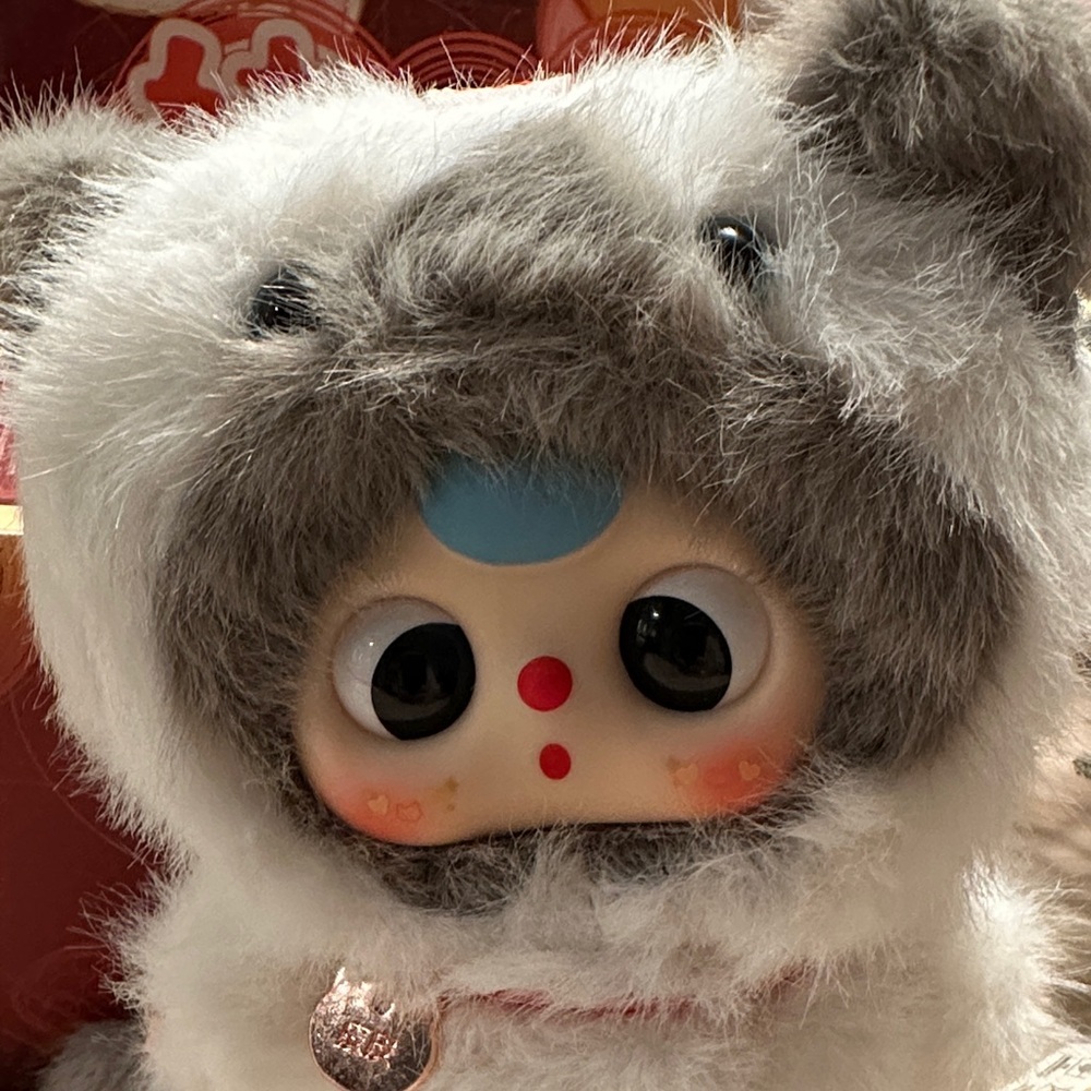 BABY THREE | Whose Cat Is This? White and Grey Fur Cat “Pipi” Pendant Confirmed